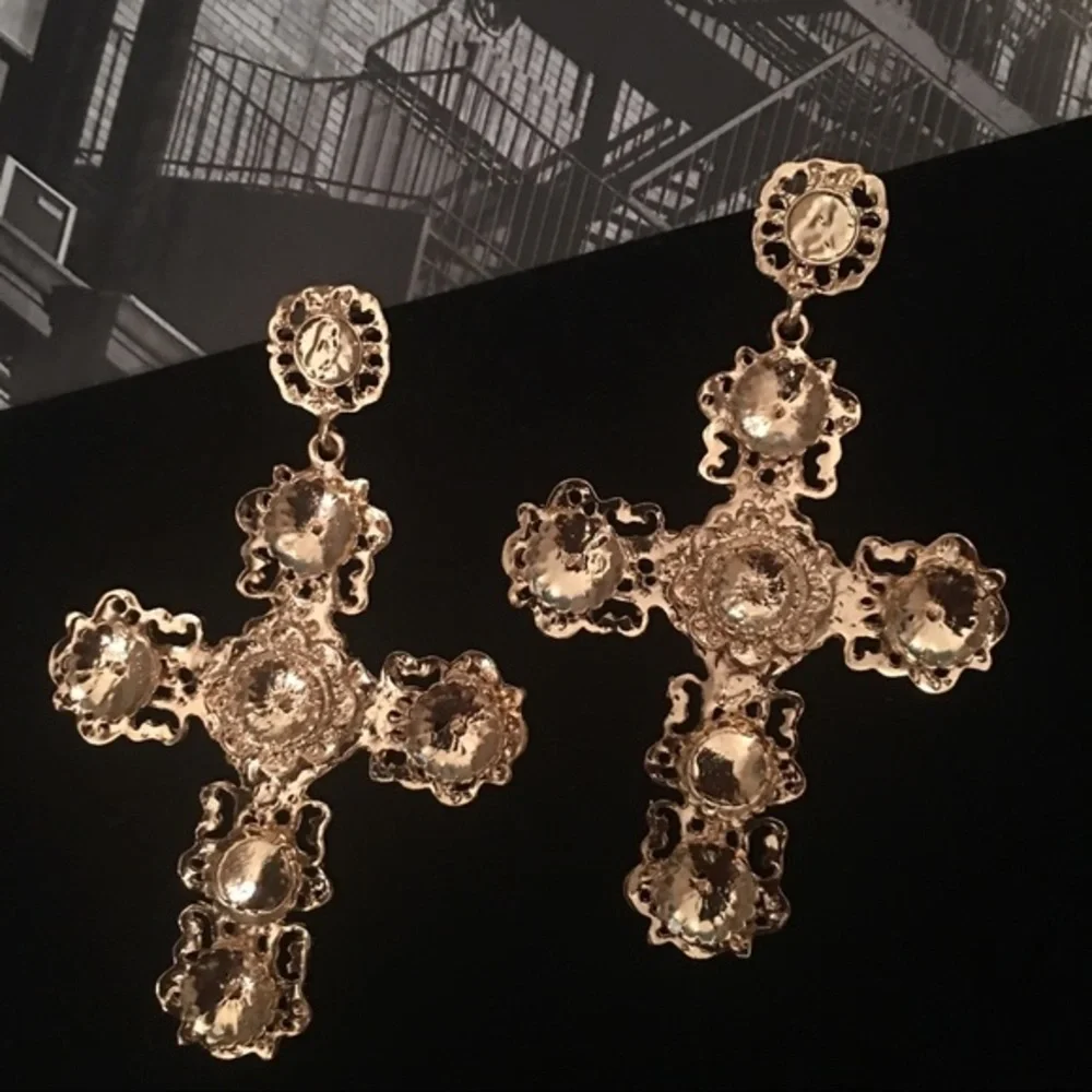 ✨GOLDEN CROSS✨GORGEOUS UNIQUE STUD EARRINGS✨NEW - Picture 5 of 10
